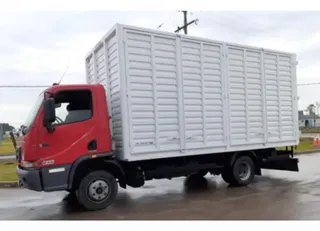 Camión rojo con caja blanca cerrada, listo para transporte de carga.